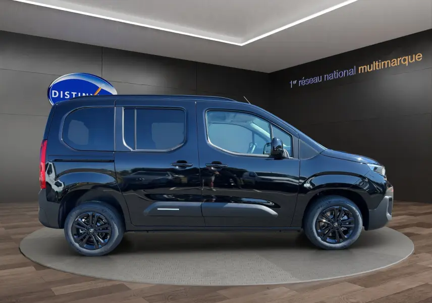 Vue de profil côté droit d'un Citroën Berlingo noir 2025 avec jantes alliage noires et vitres teintées.