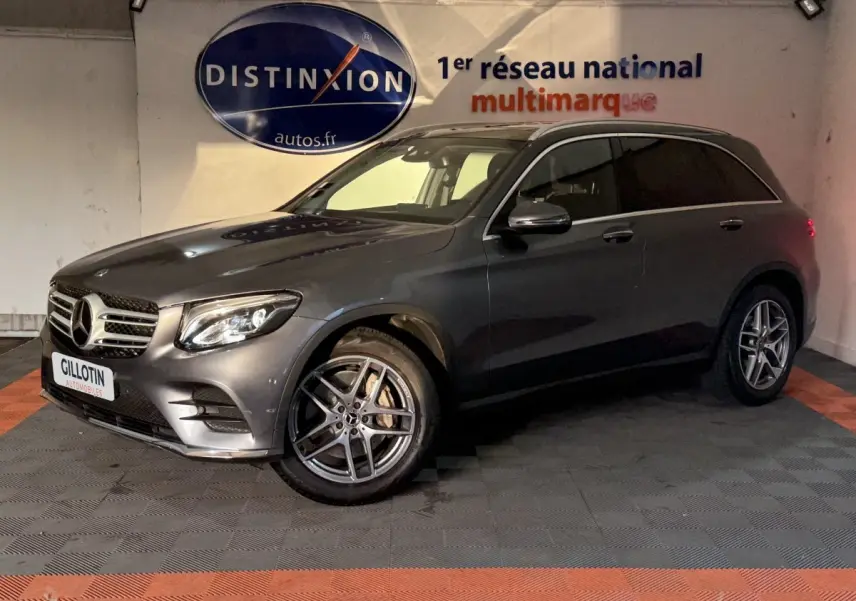 Mercedes GLC 250 Fascination gris foncé vu en 3/4 avant droit dans un showroom avec jantes alliage.