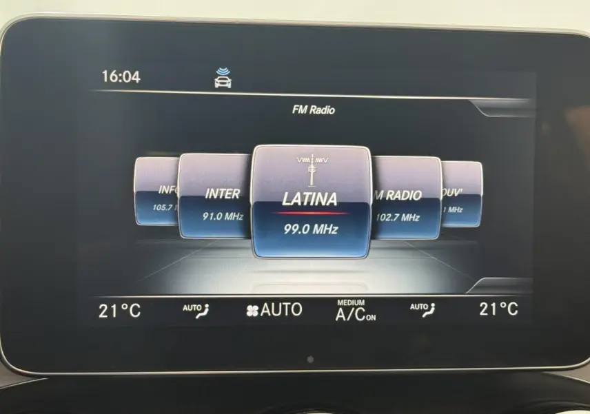 Affichage central de la Mercedes GLC 250 Fascination 2019, écran multifonctions radio FM en mode 3D, ambiance intérieure moderne.