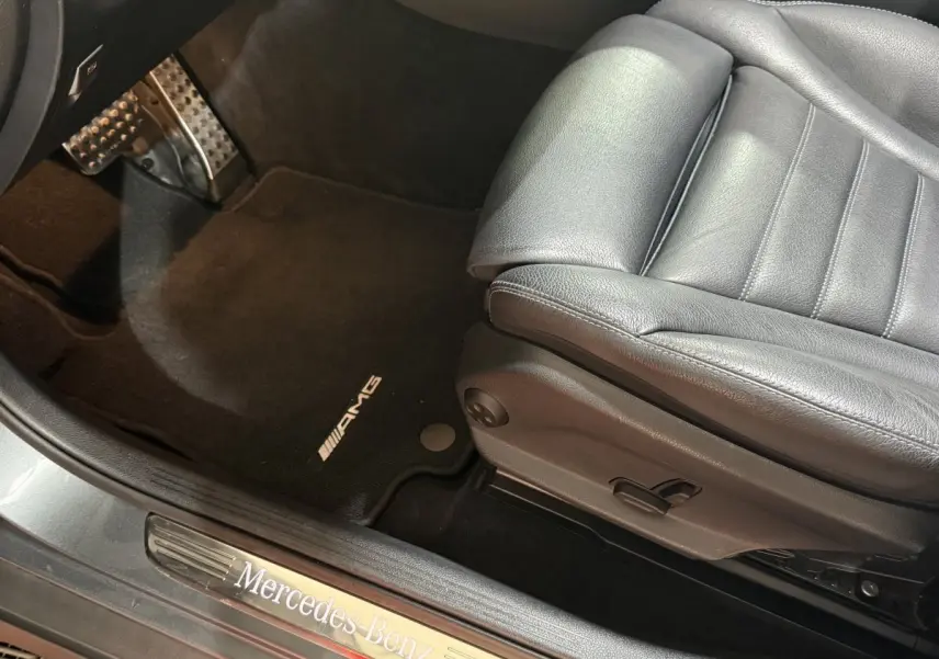 Vue intérieure côté conducteur du Mercedes GLC 250 Fascination 4Matic 2019, siège cuir noir et tapis AMG.