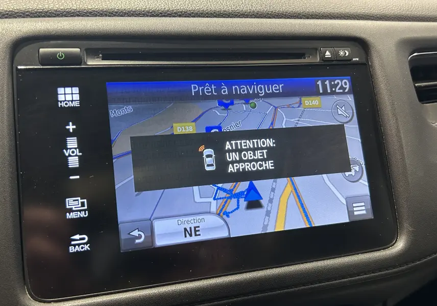 Écran tactile du GPS du Honda HR-V bleu 2020 montrant un avertissement d'objet approchant à l'avant.