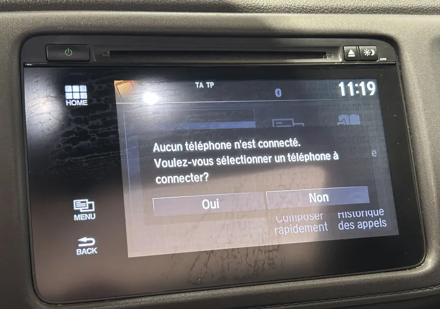 Écran tactile central du tableau de bord du Honda HR-V 2020 affichant un message de connexion Bluetooth.