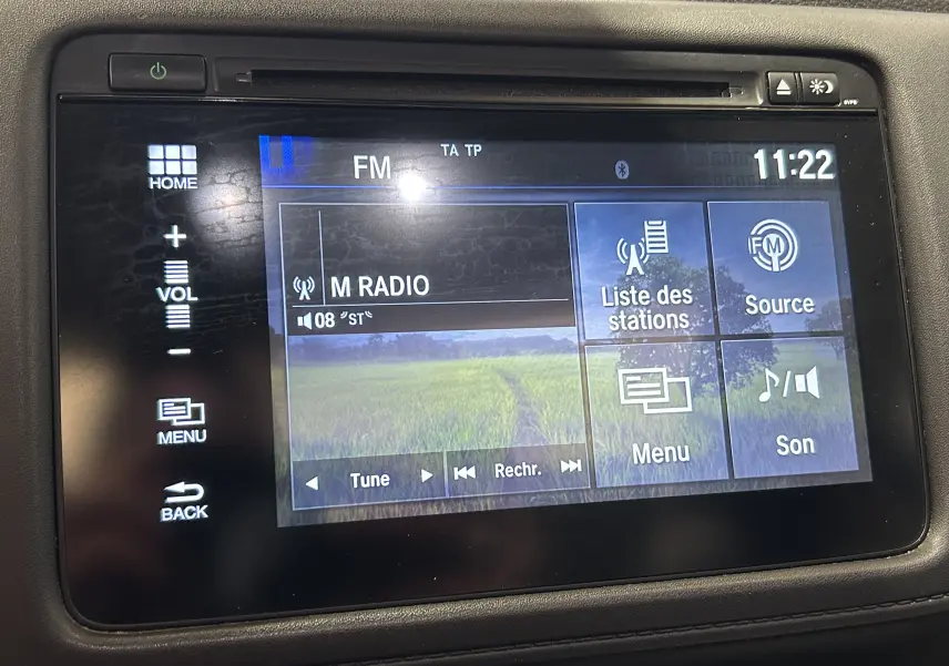 Écran tactile de la radio FM du Honda HR-V 2020, affichant les options de stations et menu en intérieur noir.