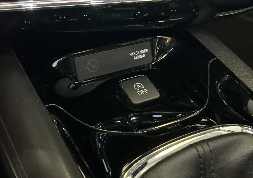 Gros plan sur la console centrale noire brillante du Honda HR-V 2020, avec bouton arrêt auto start-stop et indicateur airbag passager.