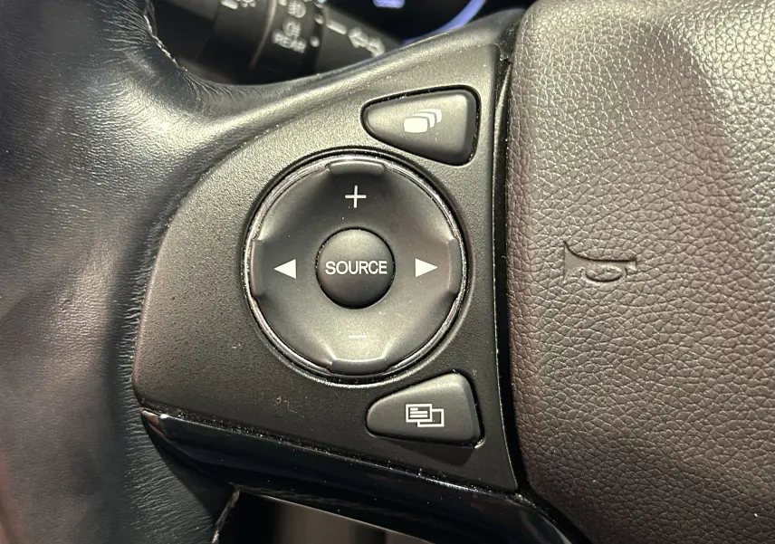 Gros plan sur les commandes audio au volant noir du Honda HR-V i-VTEC 130ch Exclusive 2020.