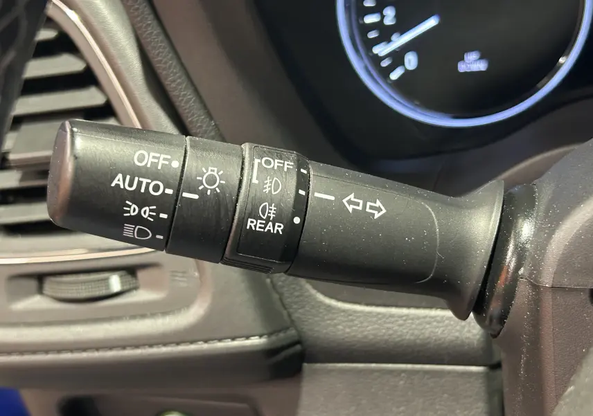 Gros plan sur la commande des feux et clignotants du Honda HR-V 2020, intérieur noir avec détails blancs.