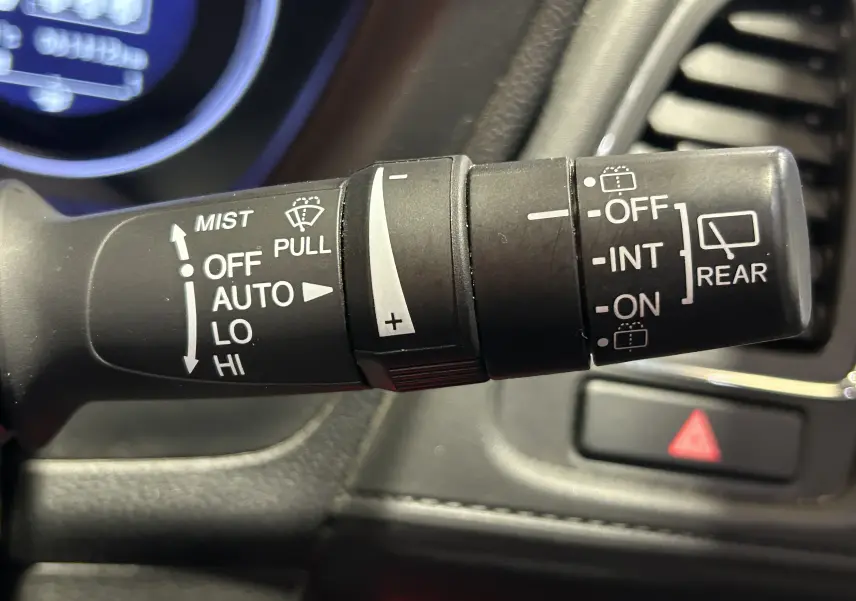 Gros plan sur la commande des essuie-glaces du Honda HR-V 2020, avec indications claires et bouton noir.