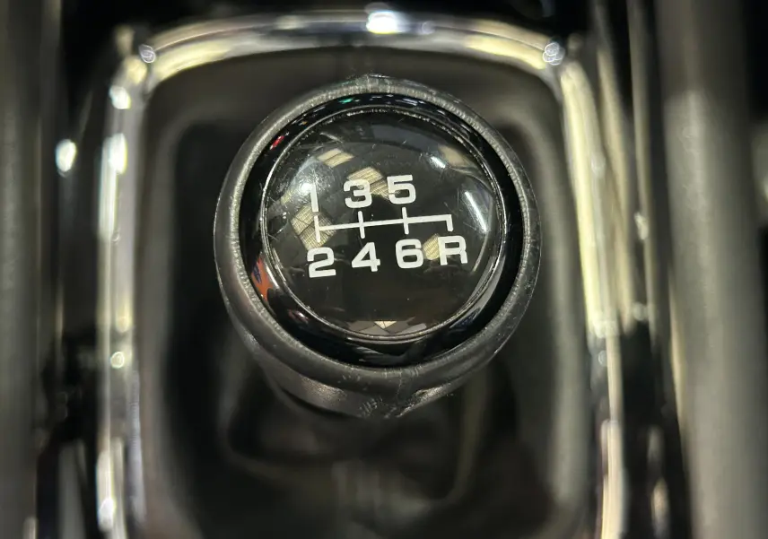 Gros plan sur le levier de vitesses manuel 6 rapports du Honda HR-V i-VTEC 130ch Exclusive, intérieur noir.