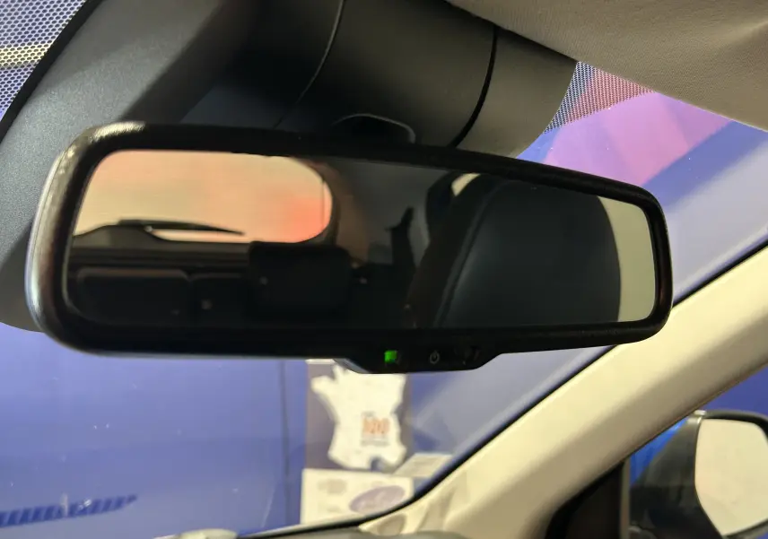 Vue intérieure du rétroviseur central d'un Honda HR-V 2020, avec reflet du siège arrière noir et partie du pare-brise visible.