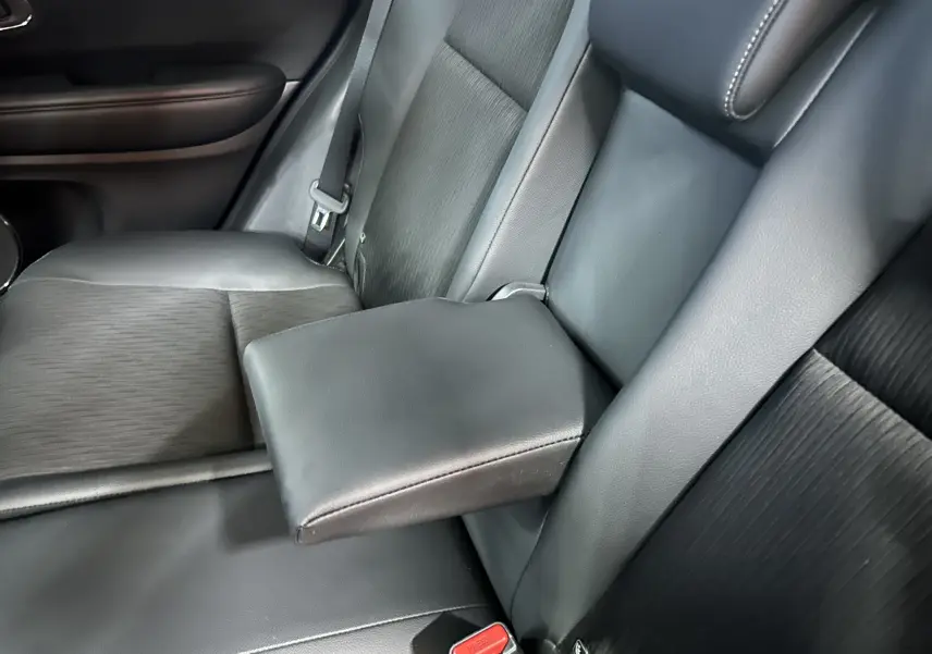 Détail de l'accoudoir central rabattable en cuir noir sur la banquette arrière du Honda HR-V 2020.