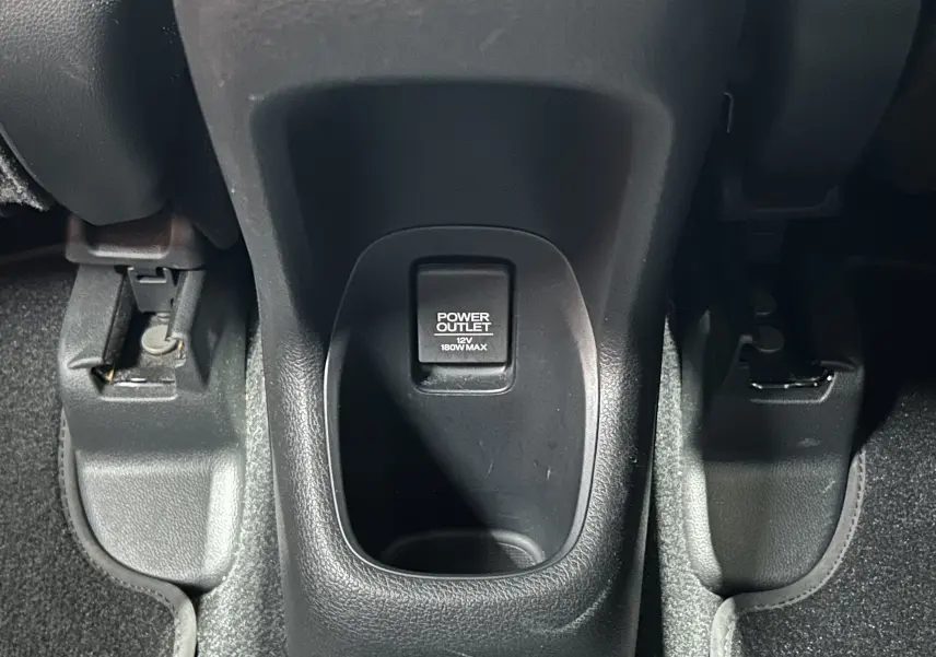 Prise 12V Power Outlet visible dans l’espace entre les sièges avant d’un Honda HR-V bleu 2020.