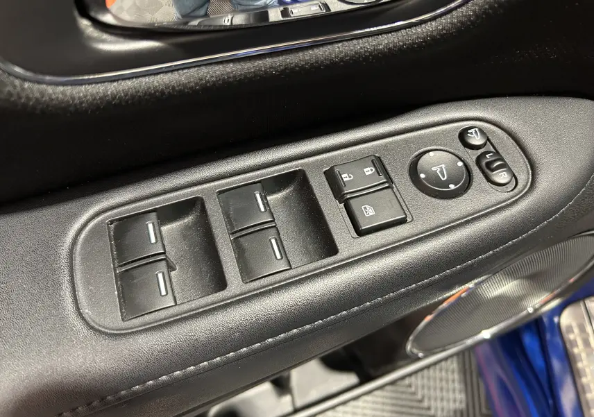Détail des commandes de lève-vitres et rétroviseurs côté conducteur du Honda HR-V bleu 2020, intérieur noir.