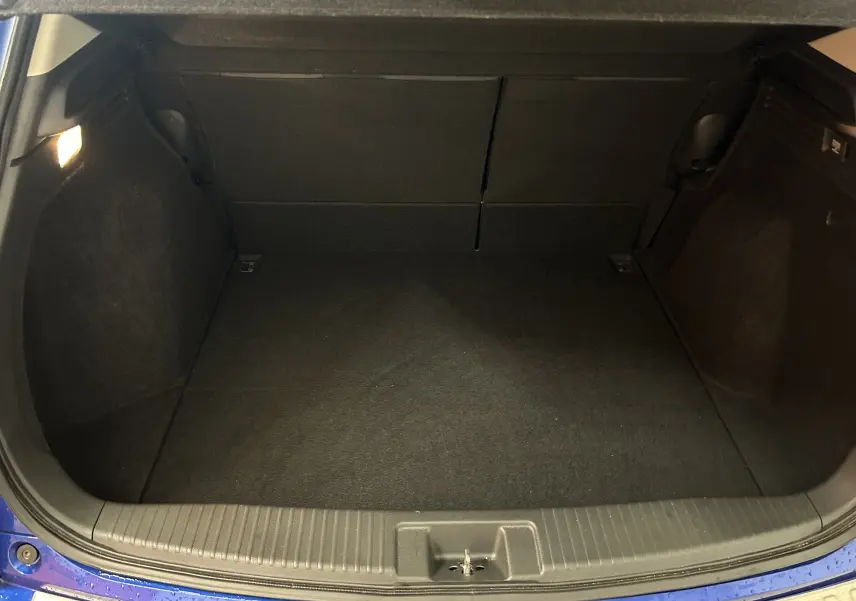 Coffre ouvert vu de l'arrière d'un Honda HR-V bleu 2020, espace de chargement vide et propre.