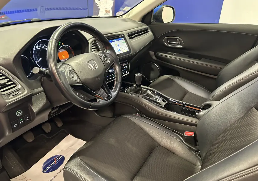Vue intérieure côté conducteur du Honda HR-V 2020 avec volant cuir, tableau de bord noir et écran tactile GPS.