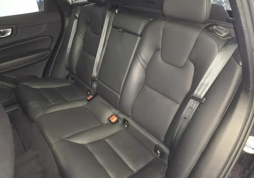 Vue intérieure côté droit des sièges arrière en cuir noir du Volvo XC60 Ultimate Style Dark 2023.
