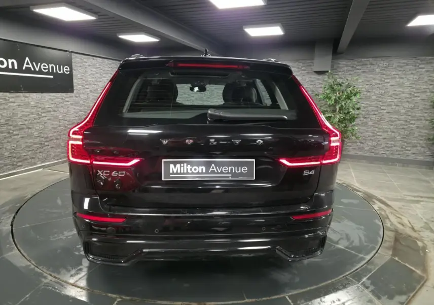 Vue arrière d'un Volvo XC60 noir avec feux LED en forme de L et badge B4 dans un showroom.