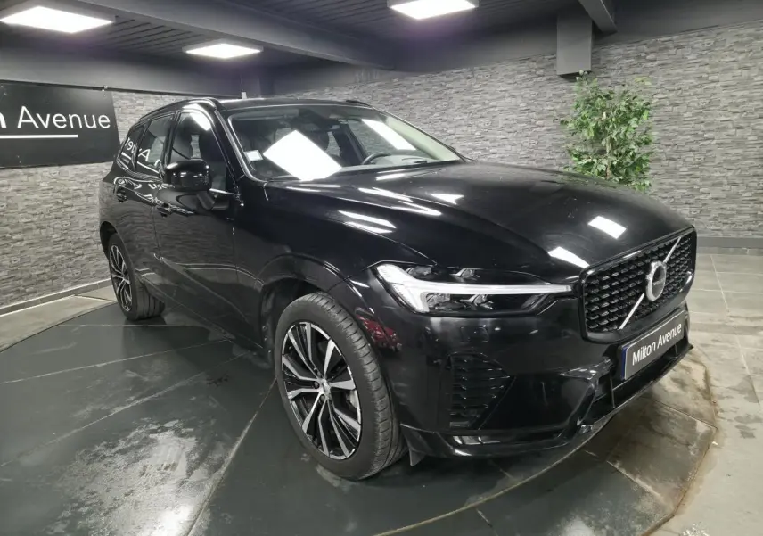 Volvo XC60 B4 micro-hybride diesel noir, vue 3/4 avant droit avec calandre et jantes distinctives.
