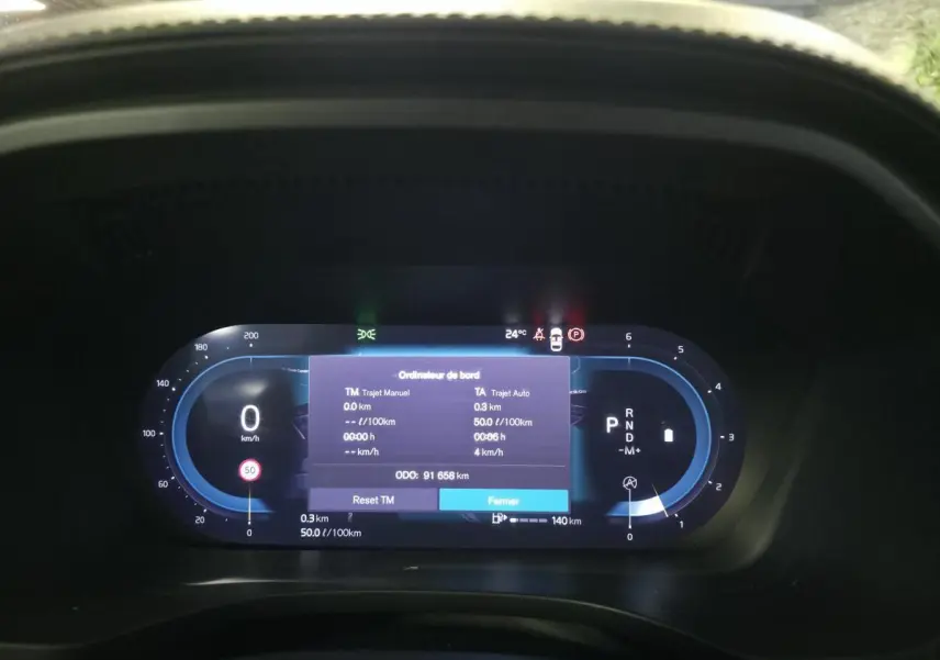 Tableau de bord numérique du Volvo XC60 2023 affichant l'ordinateur de bord et la vitesse à 0 km/h.