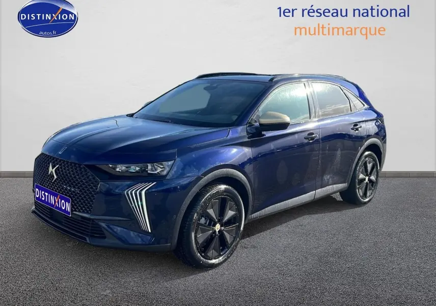 DS7 bleu vue 3/4 avant droit avec calandre distinctive et jantes noires brillantes