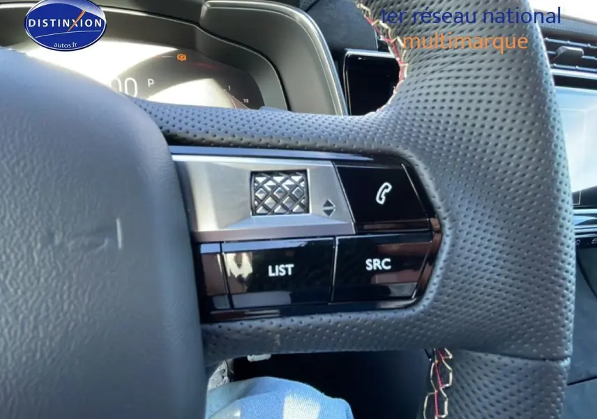 Gros plan sur le volant en cuir perforé noir du DS7 1.5 BlueHDi, avec commandes vocales et téléphone intégrées.