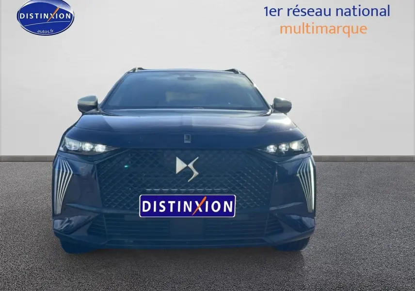 Vue frontale d'un DS7 bleu 2026 avec calandre distinctive et feux LED verticaux marquants.