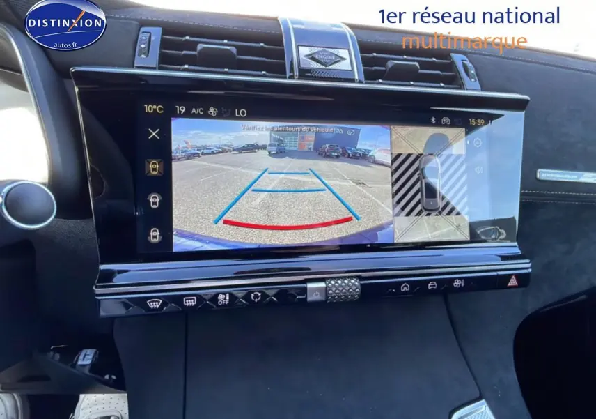 Vue intérieure centrée sur l'écran tactile affichant la caméra de recul du DS7 bleu, avec tableau de bord noir et détails chromés.