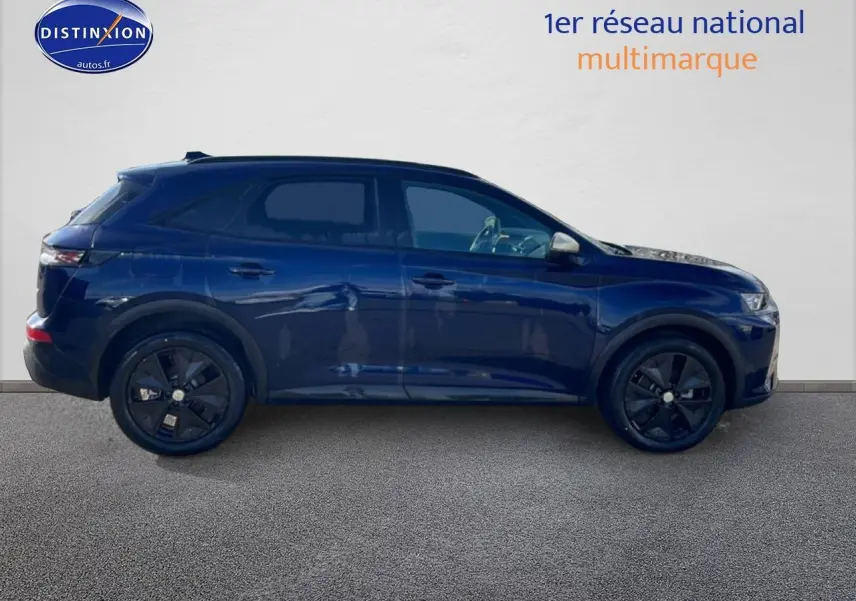 DS7 bleu vue de profil côté gauche avec jantes noires et poignées ton carrosserie visibles.