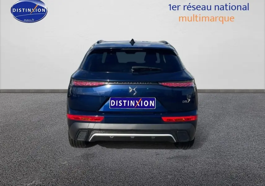 Vue arrière d’un DS7 bleu 2026 avec feux LED et double sortie d’échappement intégrée au pare-chocs.