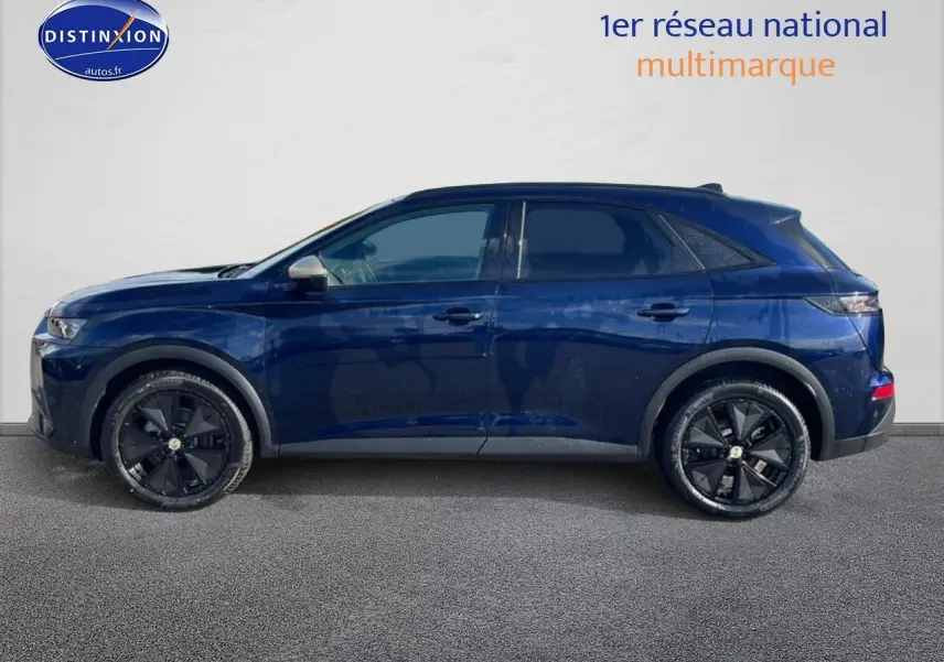 Vue de profil côté gauche d'un DS7 bleu 2026 avec jantes noires et vitres arrière surteintées.