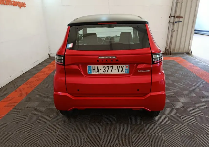 Vue arrière d'une Aixam Ambition 0.5 City Crossline Pack rouge 2024 avec plaque d'immatriculation française.