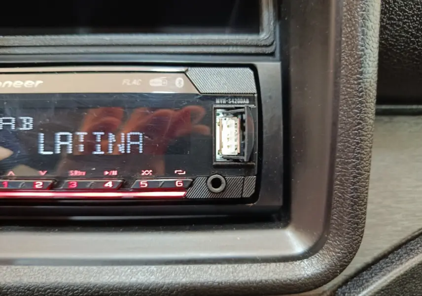 Gros plan sur l'autoradio Pioneer noir dans l'habitacle de l'AIXAM AMBITION 2024, sans vue extérieure du véhicule.