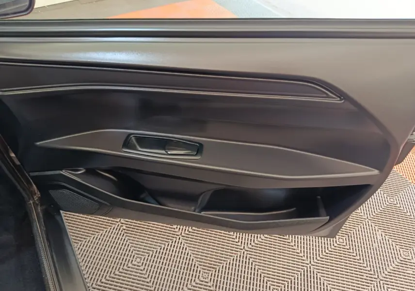 Détail de la porte côté conducteur de l'AIXAM AMBITION 0.5 CITY CROSSLINE PACK 2024 en plastique noir mat.