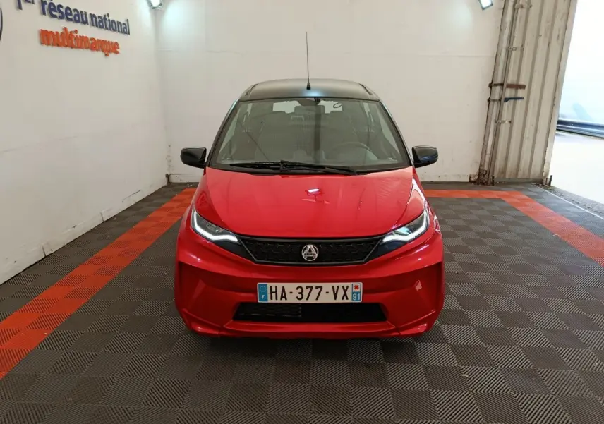 Vue frontale d'une Aixam Ambition 0.5 City Crossline Pack rouge 2024 avec rétroviseurs noirs et plaque française.