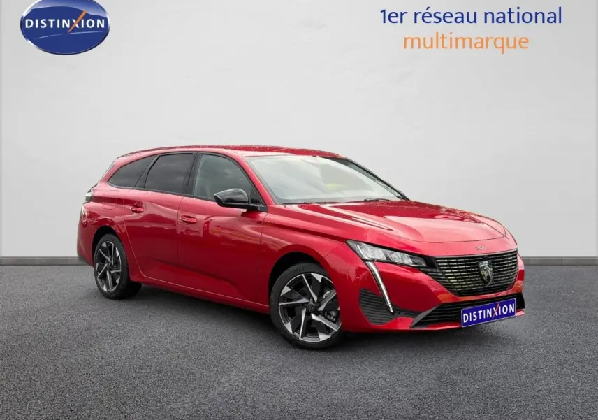 Peugeot 308 SW rouge Elixir vue 3/4 avant, avec jantes alliage et vitres arrière surteintées.
