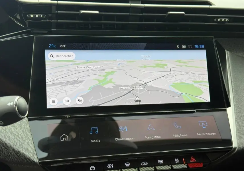 Écran tactile central de navigation et commandes multimédia dans l’habitacle du Peugeot 308 SW rouge Elixir.