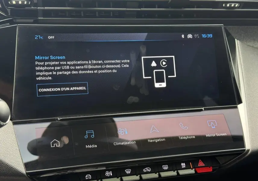 Écran tactile central du tableau de bord du Peugeot 308 SW, affichant l'interface Mirror Screen.