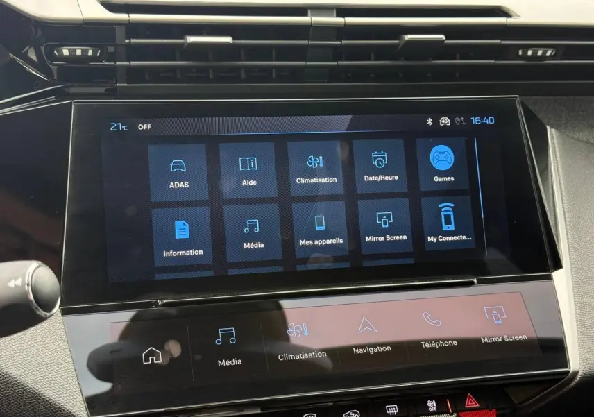 Écran tactile central du tableau de bord du Peugeot 308 SW rouge Elixir, affichant les menus multimédia et climatisation.
