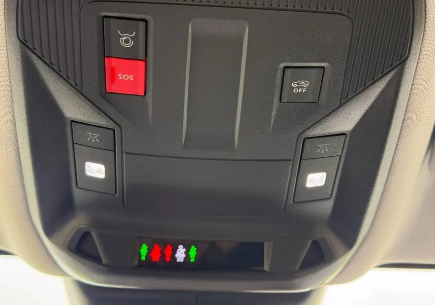 Plafonnier intérieur avec boutons SOS rouge et désactivation assistance, éclairage LED, sur Peugeot 308 SW rouge Elixir.