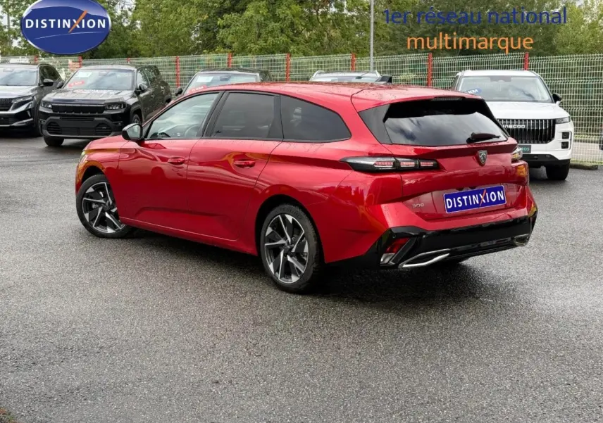 Peugeot 308 SW rouge Elixir vue 3/4 arrière droit, avec jantes alliage et vitres arrière surteintées.