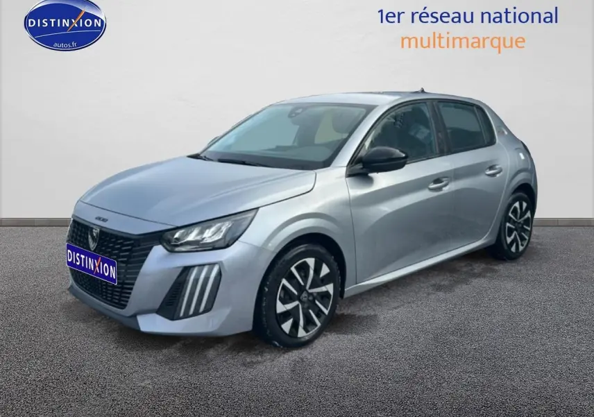 Peugeot 208 1.2 100 Style gris Artense vue 3/4 avant droit avec jantes noires et phares LED distinctifs.
