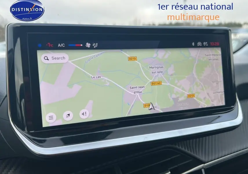 Écran tactile du système de navigation de la Peugeot 208 1.2 100 Style visible en plan rapproché intérieur.
