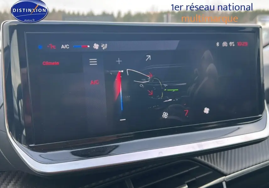 Écran tactile multifonction intérieur de la Peugeot 208 1.2 100 style, affichant le réglage de la climatisation.