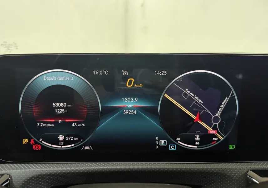 Affichage numérique du tableau de bord de la Mercedes Classe A 200 AMG Line, avec navigation et indicateurs de vitesse et température.