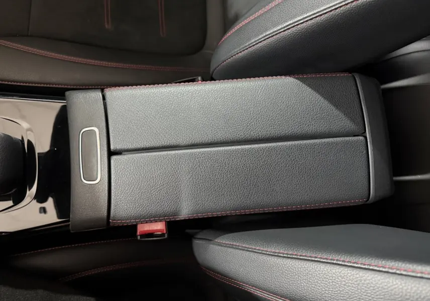 Gros plan sur l'accoudoir central en cuir noir avec surpiqûres rouges dans une Mercedes Classe A A 200 AMG Line 2021.