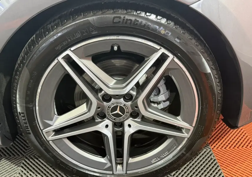 Gros plan sur la roue avant droite gris foncé d'une Mercedes Classe A 200 AMG Line avec jante AMG cinq branches.