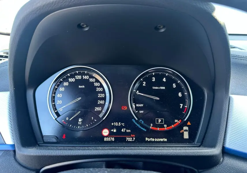 Vue rapprochée du tableau de bord noir de la BMW X2 2020, affichant compteur et compte-tours avec indications digitales.