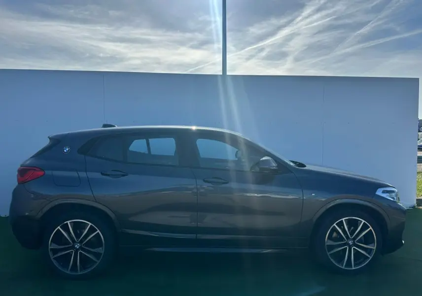 BMW X2 F39 sDrive 18i M Sport gris foncé vue de profil côté gauche avec jantes alliage 19 pouces M.