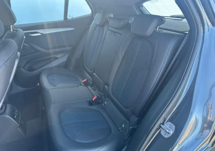 Vue côté droit des sièges arrière en tissu et similicuir bleu et noir d'un BMW X2 gris foncé 2020.