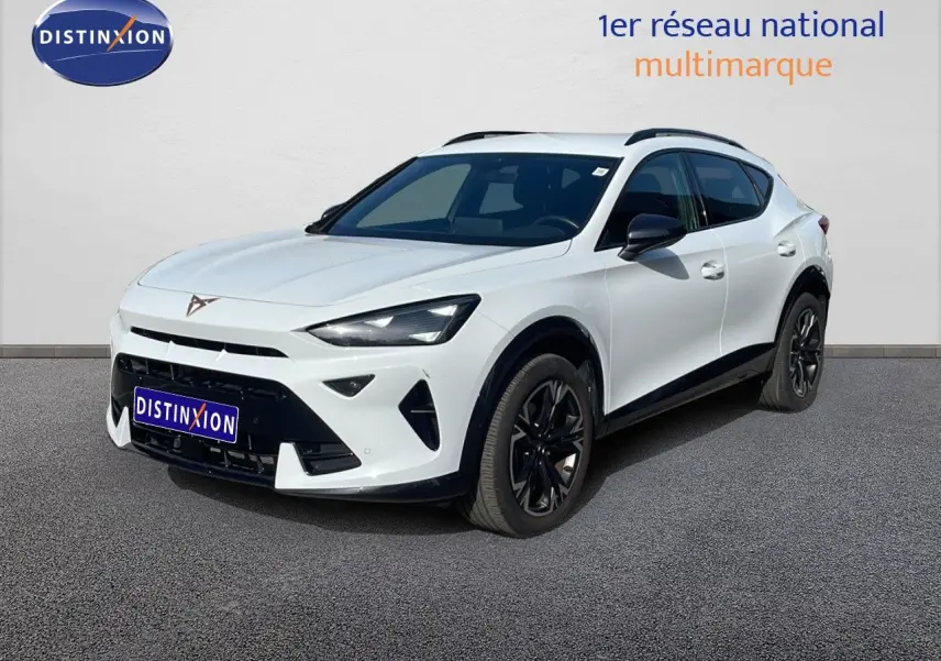 Vue 3/4 avant d'un CUPRA Formentor blanc neige métal avec jantes noires et toit ouvrant, sur fond neutre.