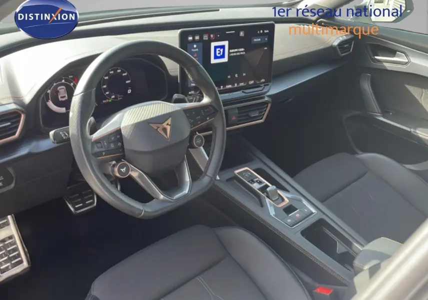 Vue intérieure côté conducteur de la CUPRA Formentor 2.0 TDI 150CH DSG 2025 avec volant cuir noir et écran tactile central.